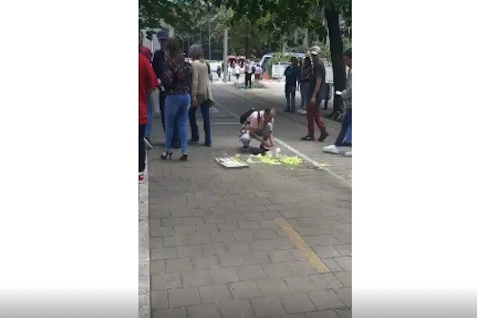 Botó los mangos que vendía y la reacción de la gente fue increíble. (Foto: Captura de video)