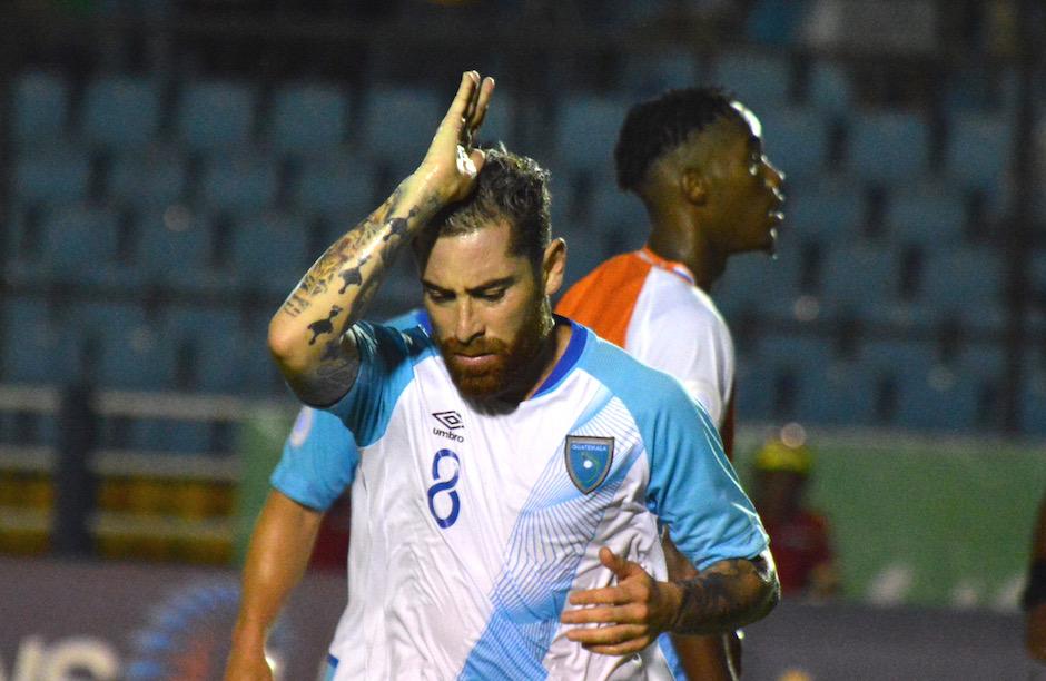 Jean Márquez festeja al estilo Carlos Ruiz su anotación ante Anguila. (Foto: Rudy Martínez/Soy502)