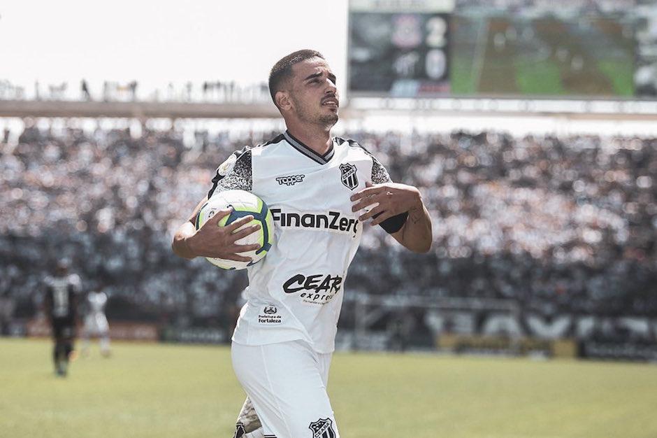Leandro Carvalho Da Silva festeja su tremenda anotaci&oacute;n en el f&uacute;tbol brasile&ntilde;o. (Foto: Cear&aacute;)