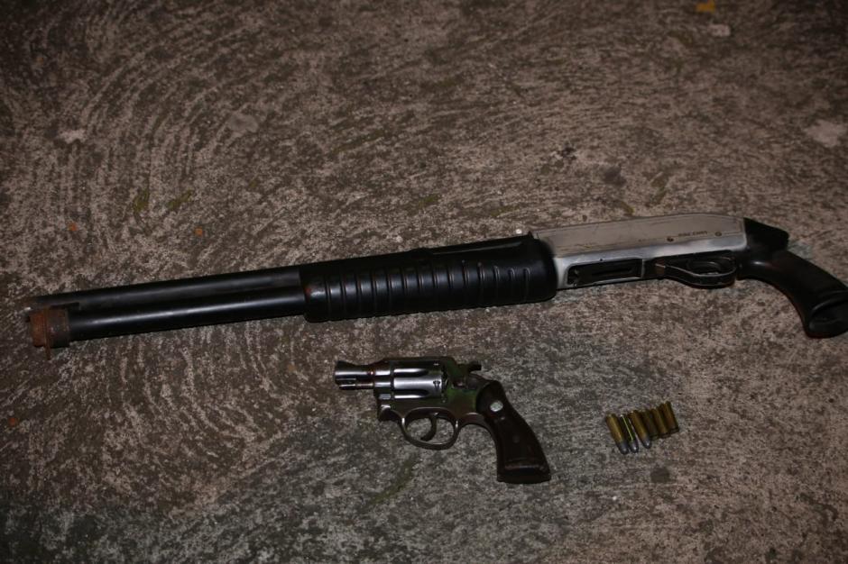 Una escopeta y un revólver fueron incautados a pandilleros que protagonizaron una balacera en Lo de Carranza. (Foto: PNC)