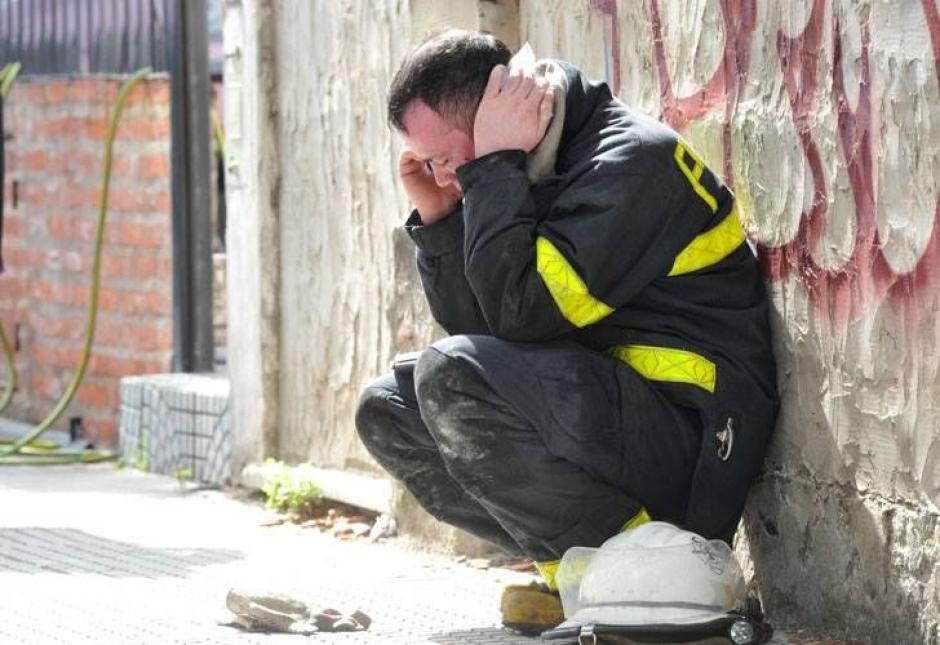 Un bombero llora tras asistir a un llamado de emergencia y descubrir que su hija era una de las vÃ­ctimas de un accidente de trÃ¡nsito. (Foto: Perfil.com)