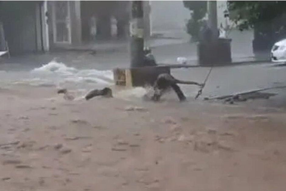 Un hombre salvó a un niño que era arrastrado por la corriente en Sinaloa, México. (Foto:&nbsp; Captura de video)