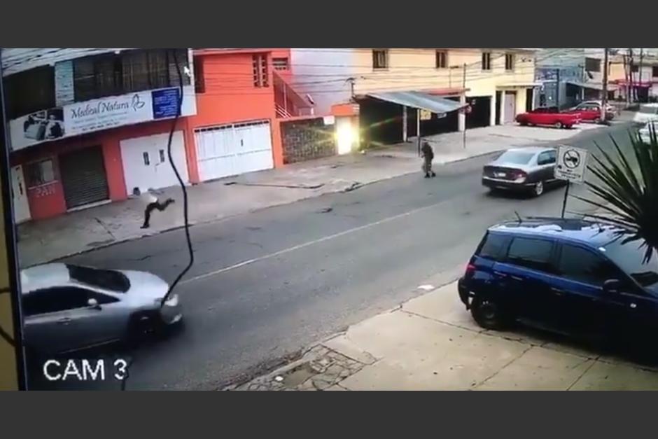 El supuesto extorsionista intentó escapar, pero cayó metros adelante por los disparos recibidos. (Foto: captura de pantalla)