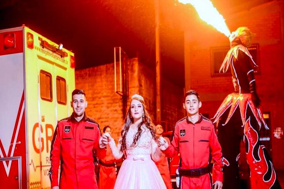 Joven que celebró sus 15 años con los rescatistas que le salvaron la vida tras accidente. (Foto: Mag)