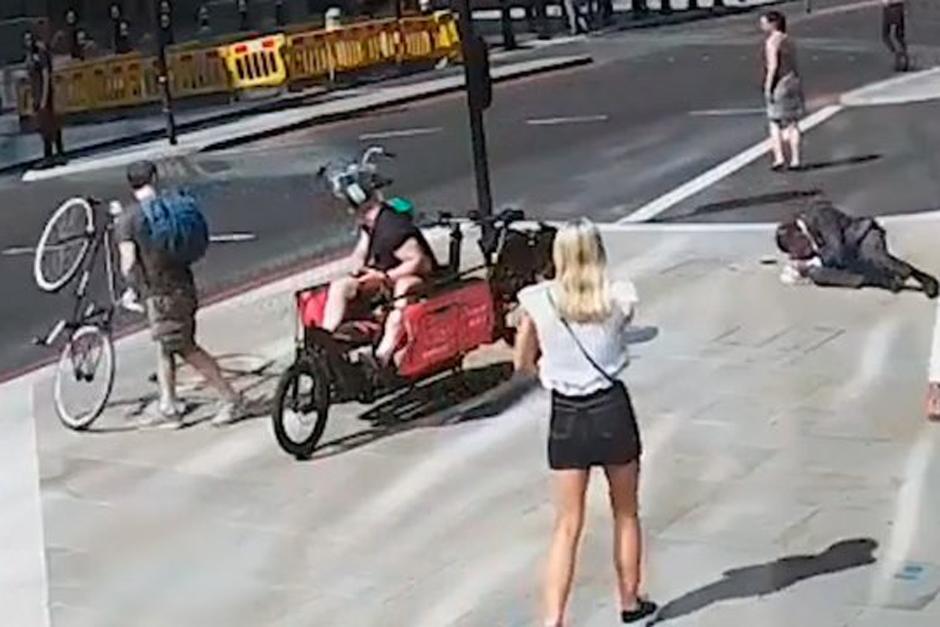 Un ciclista agredi&oacute; violentamente a un peat&oacute;n en una concurrida calle de Londres. (Foto: Actualidad RT)