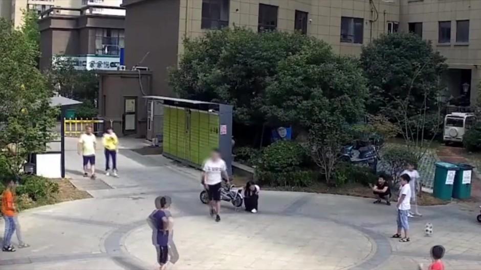 El hombre se baj&oacute; enfurecido y golpe&oacute; al menor. (Foto: PSN)