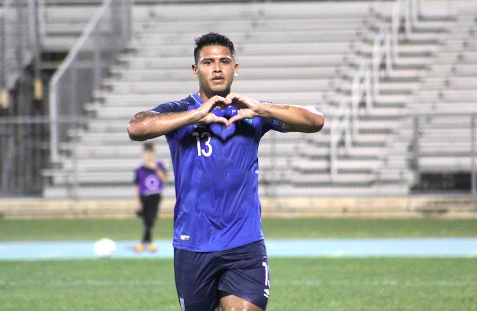 Alejandro Galindo festeja la anotación de Guatemala ante Puerto Rico. (Foto: Javier del Cid/ACD)