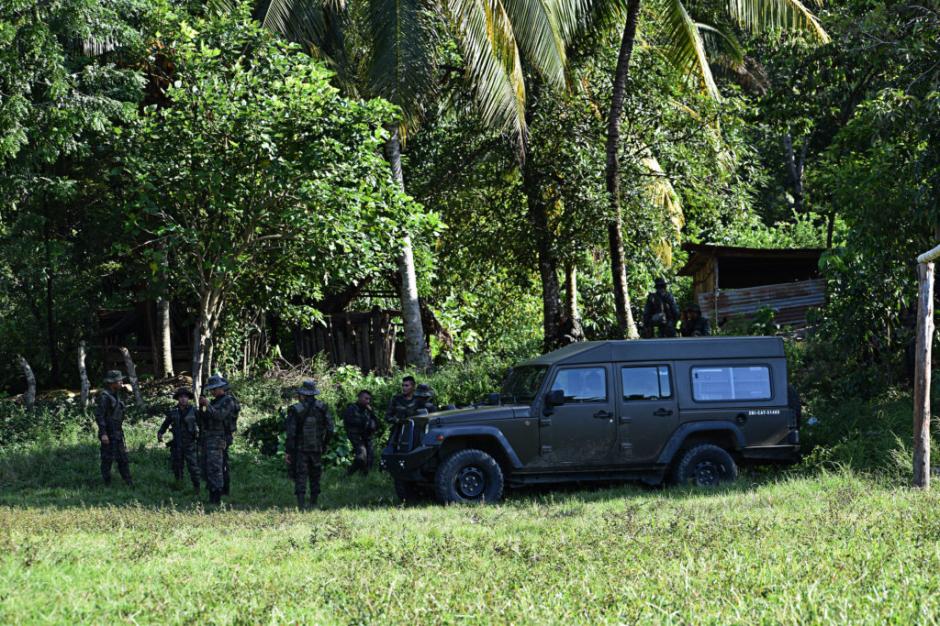 Miltares han rodeado la comunidad de Semuy II, en El Estor, Izabal; luego de una supuesta emboscada a un comboy de soldados. (Foto: Prensa Comunitaria)
