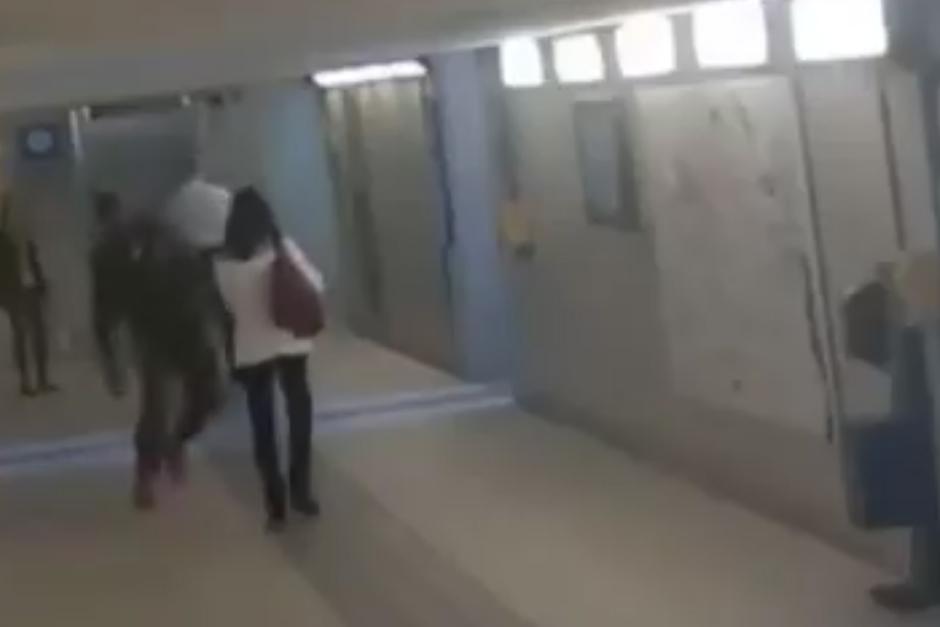 Sin razón aparente, un hombre golpeó a dos mujeres en un metro en Italia. (Foto: RT)