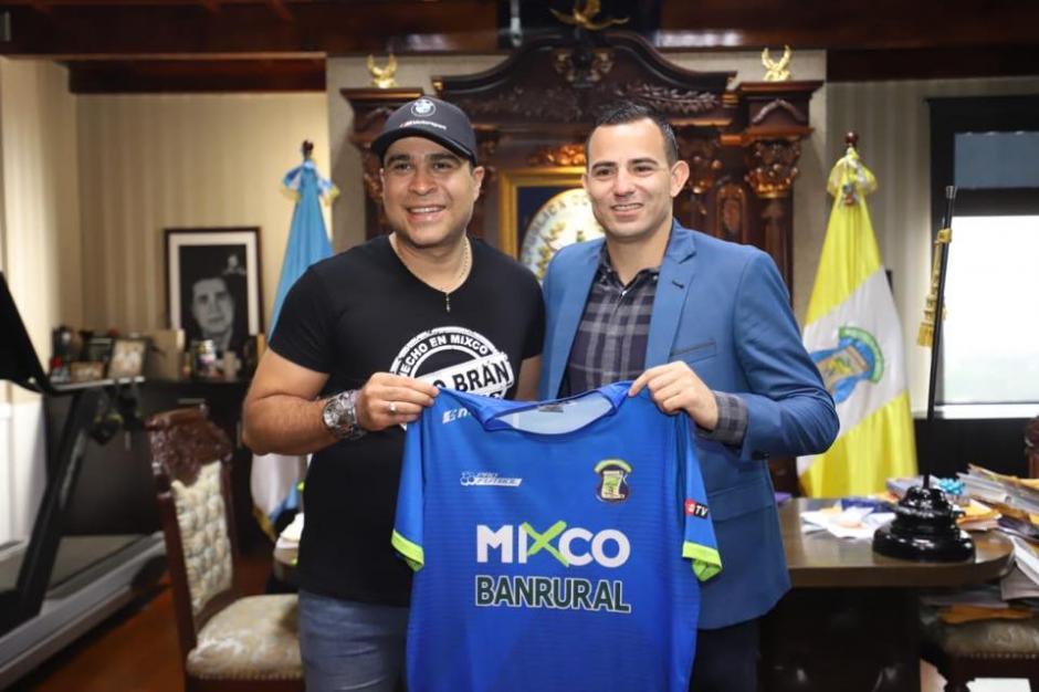 Marco Pappa junto a Neto Bran, alcalde de Mixco, durante su presentación. (Foto: Archivo)