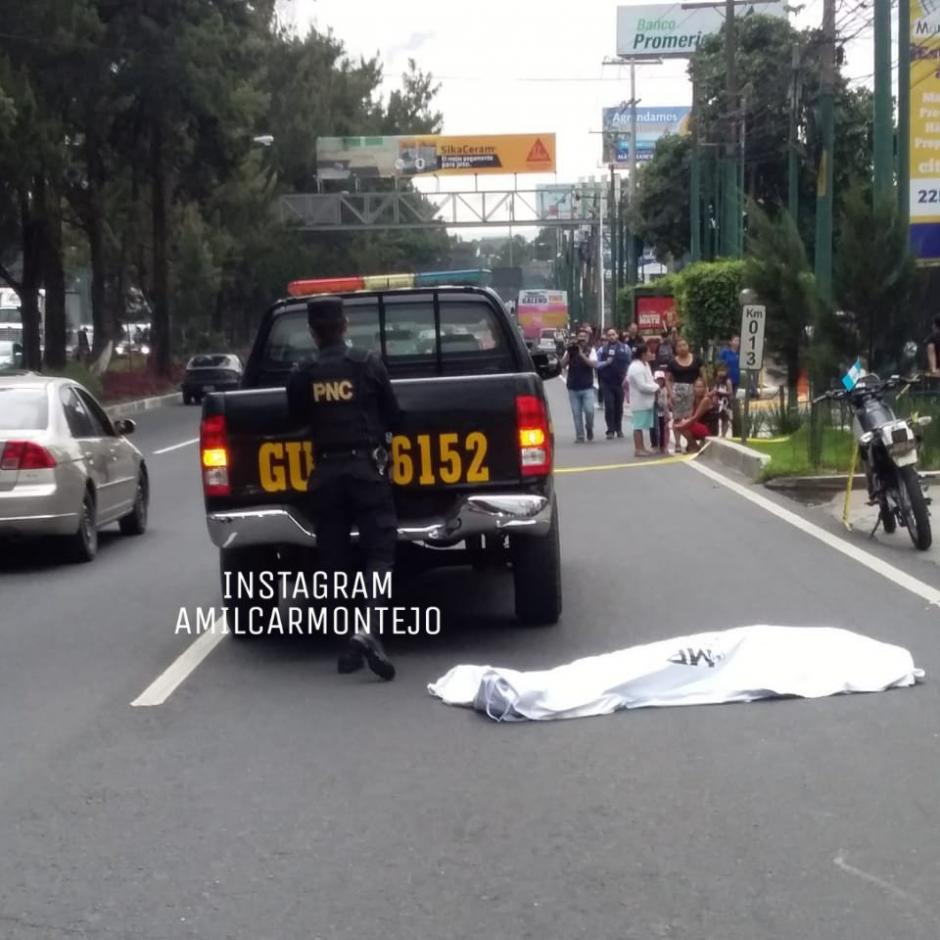 Uno de los carriles permanece cerrado porque el cad&aacute;ver a&uacute;n no ha sido retirado. (Foto: Am&iacute;lcar Montejo/Instagram)
