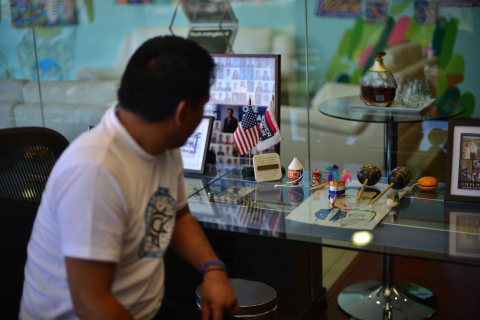 Estos art&iacute;culos le trajeron muchos recuerdos de sus primeros a&ntilde;os de vida. (Foto: Jes&uacute;s Alfonso/Soy502)