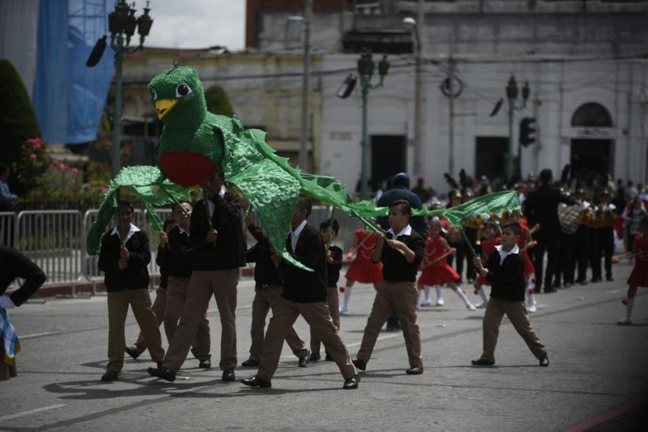 El quetzal elaborado con papel de china por estos estudiantes atrajo la mirada de muchas personas. (Foto: Wilder L&oacute;pez/Soy502)