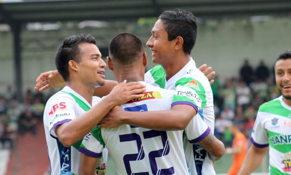 José Ardón festeja con sus compañeros el gol del triunfo antigüeño. (Foto: Javier Guerra)