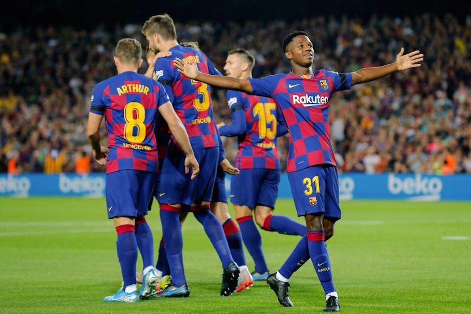 Ansu Fati se entrega al Camp Nou, tras su anotación. (Foto: AFP)