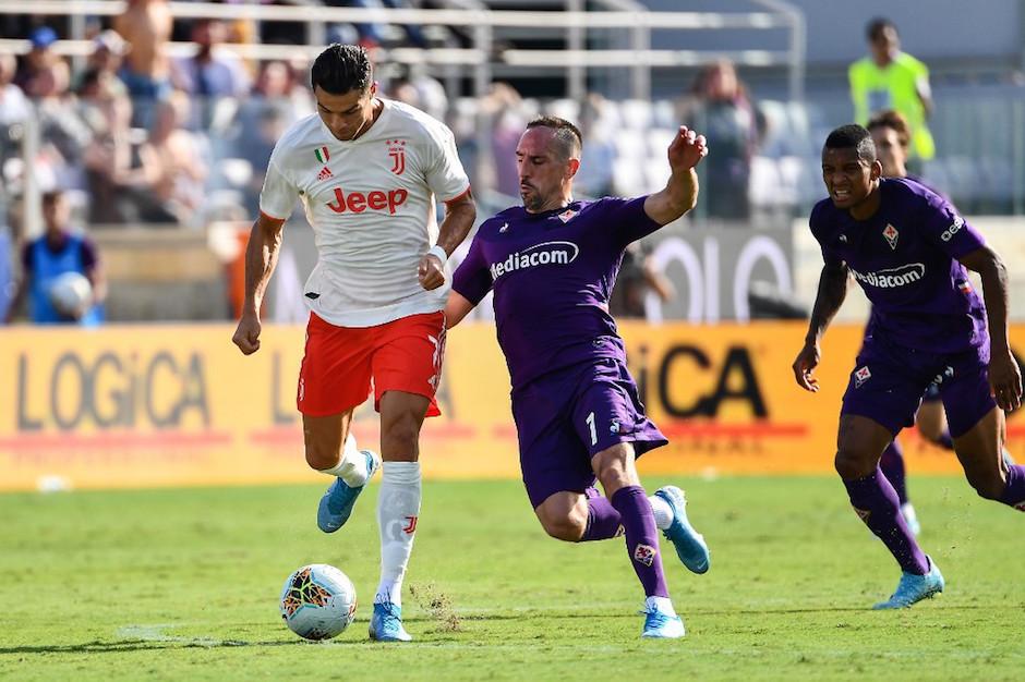 Frank Ribery se alista para barrerse y robarle el balón a Cristiano Ronaldo. (Foto: AFP)