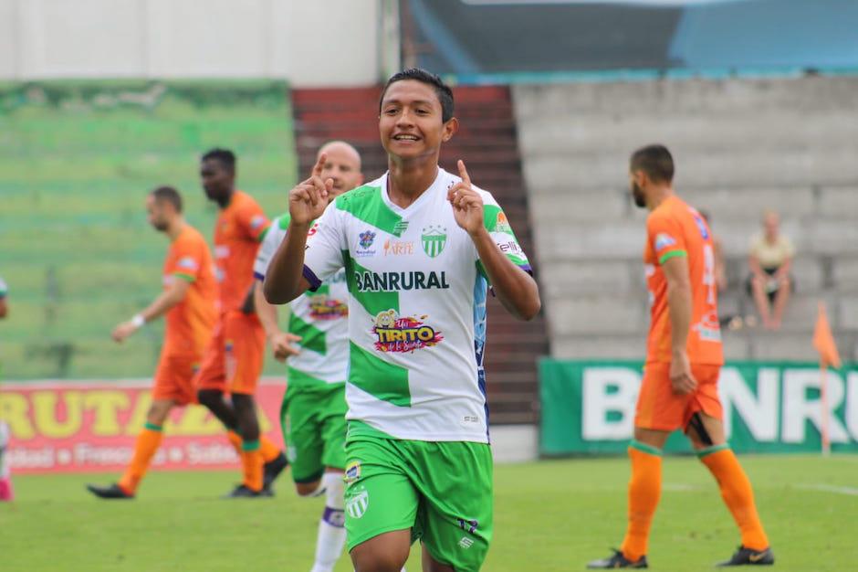 Jos&eacute; Ard&oacute;n festeja su primer gol con Antigua GFC en el campeonato. (Foto: Javier Guerra)