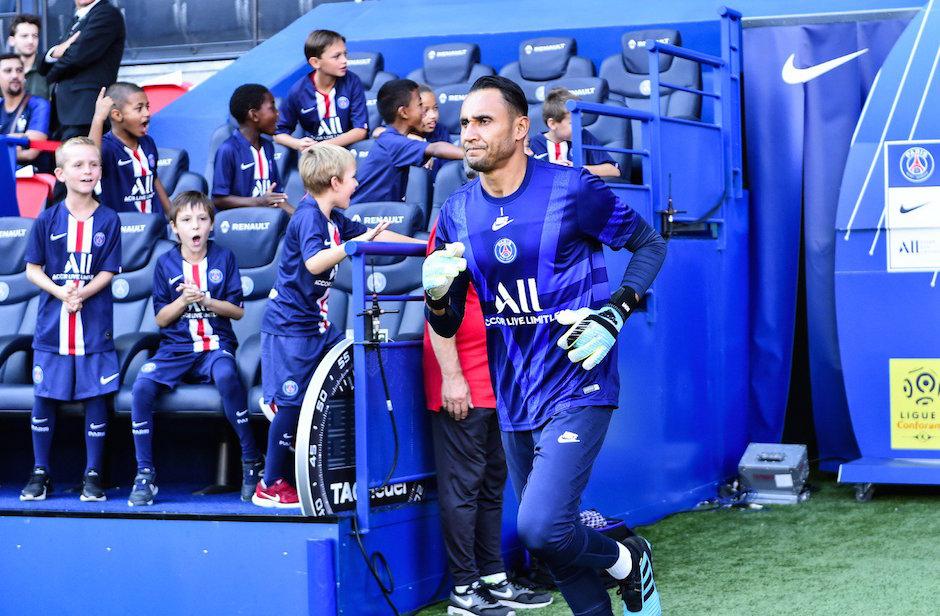 Keylor Navas fue muy bien recibido por la afición del PSG. (Foto: Twitter)
