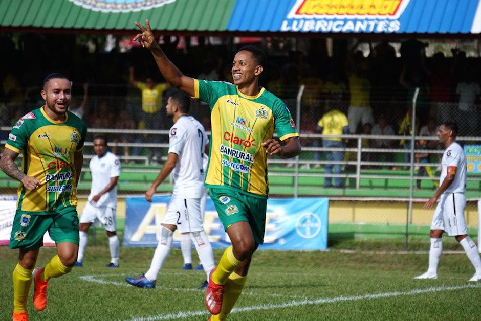 José Corena festeja uno de los dos goles que le marcó a Comunicaciones. (Foto: Andrés - ADF)