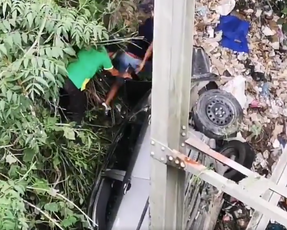 Los dos ocupantes del veh&iacute;culo lograron salir caminando. (Foto: captura de pantalla)