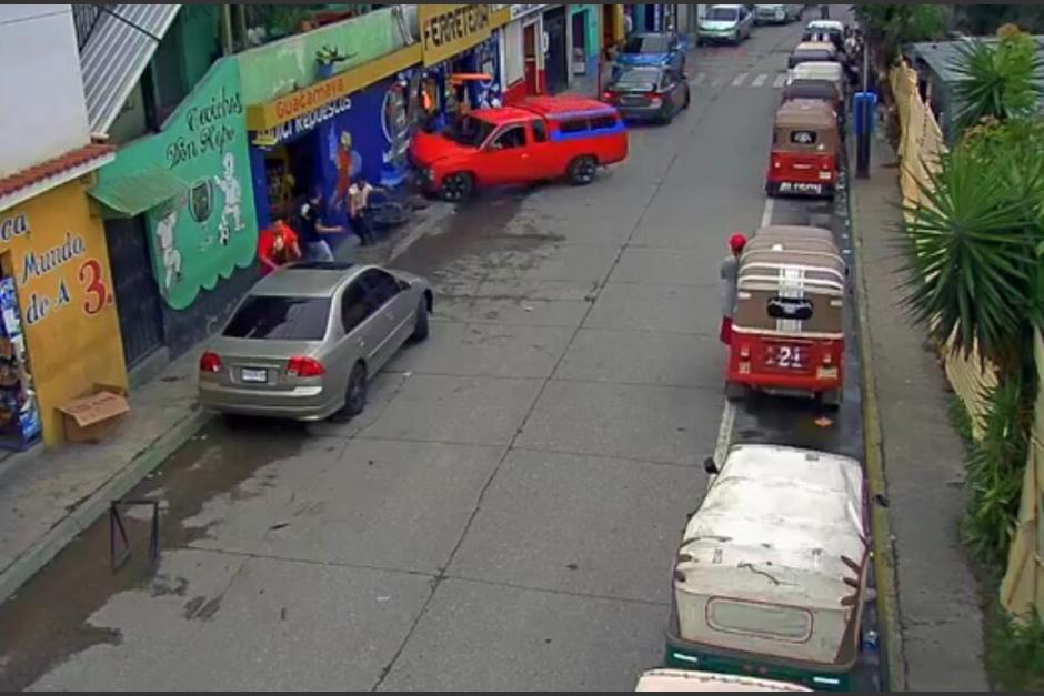 Imprudente conductor de pick up se estrella contra un negocio. (Foto: Captura de pantalla)&nbsp;