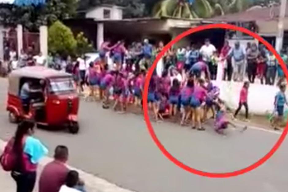 Una mujer sufri&oacute; una ca&iacute;da durante la presentaci&oacute;n en los actos de Independencia. (Foto: Captura video)&nbsp;