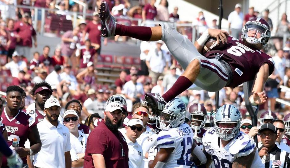 El jugador recibe una tacleada que lo hace volar por el aire. (Foto: clarionledger.com)&nbsp;