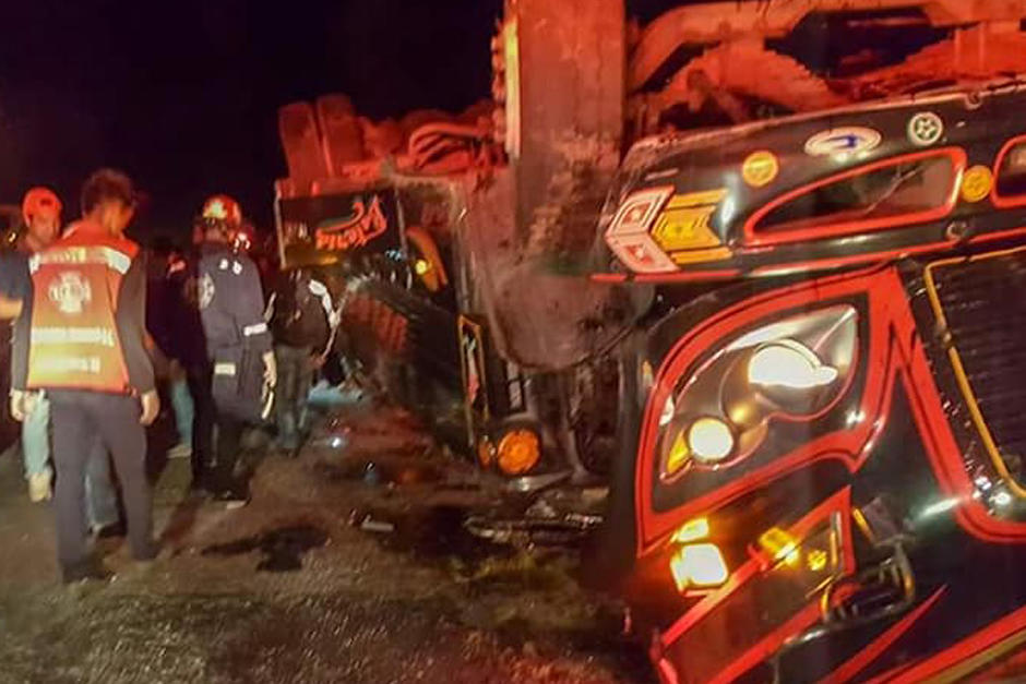 Un bus volc&oacute; en Tecp&aacute;n dejando varias personas heridas. (Foto: Bomberos Municipales Departamentales)&nbsp;
