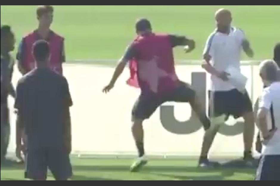 El delantero perdi&oacute; el control y lo pate&oacute; (casi) todo. (Foto: ESPN)&nbsp;