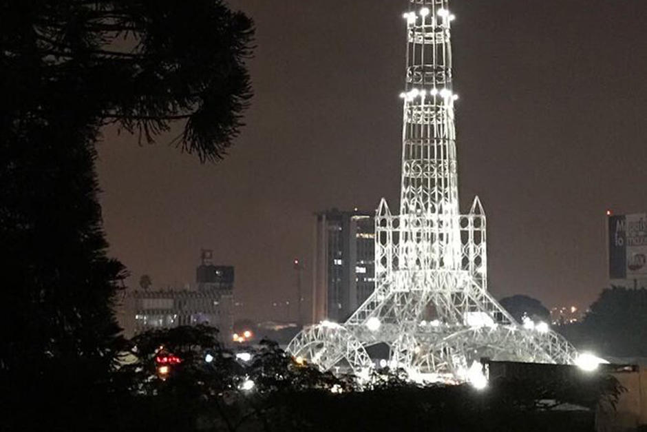 La Torre del Reformador es escenario de peleas, tr&aacute;fico y personas que la escalan poniendo en riesgo su vida. (Foto: Archivo/Soy502)&nbsp;