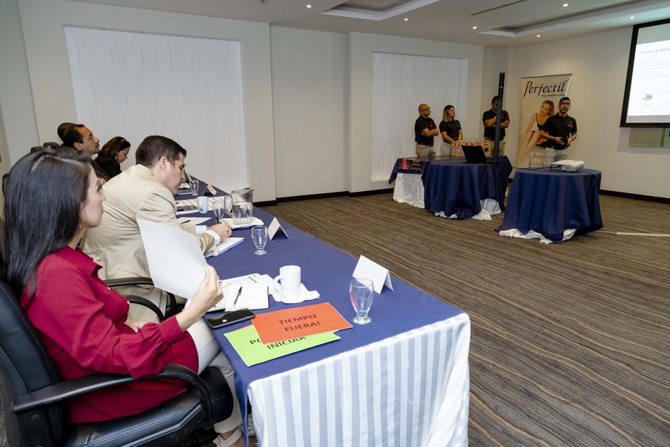 La terna escucha y analiza detenidamente la resoluci&oacute;n de casos de cada grupo de alumnos. (Foto: George Rojas/Soy502)