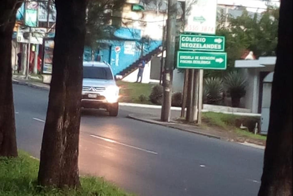 Usuarios en la red social de Facebook denunciaron esta imprudencia. (Foto: Tránsito Mixco)&nbsp;