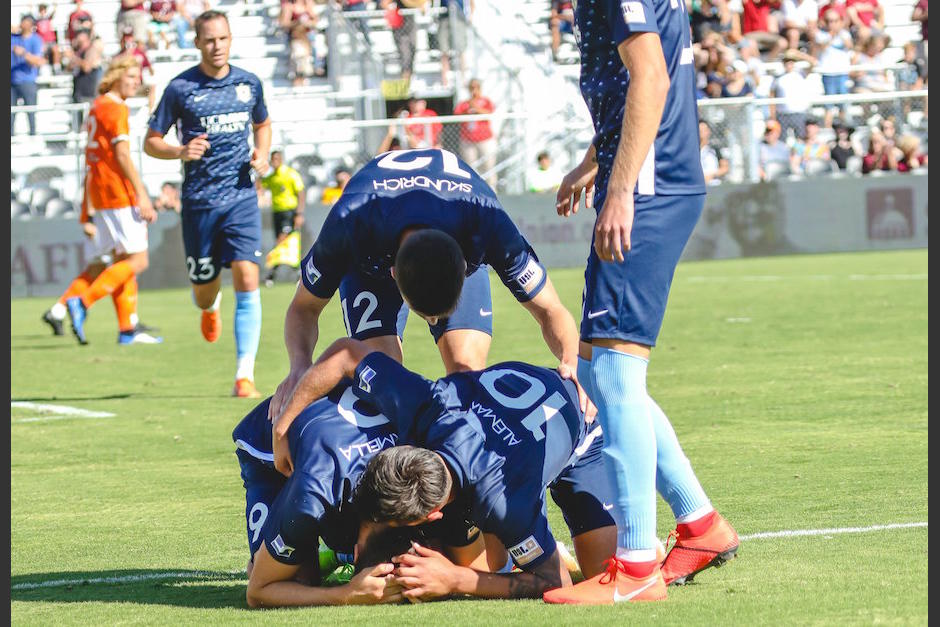 Dariusz Formella recibe el calor de sus compa&ntilde;eros en al celebraci&oacute;n del gol. (Foto: Sacramento Republic)