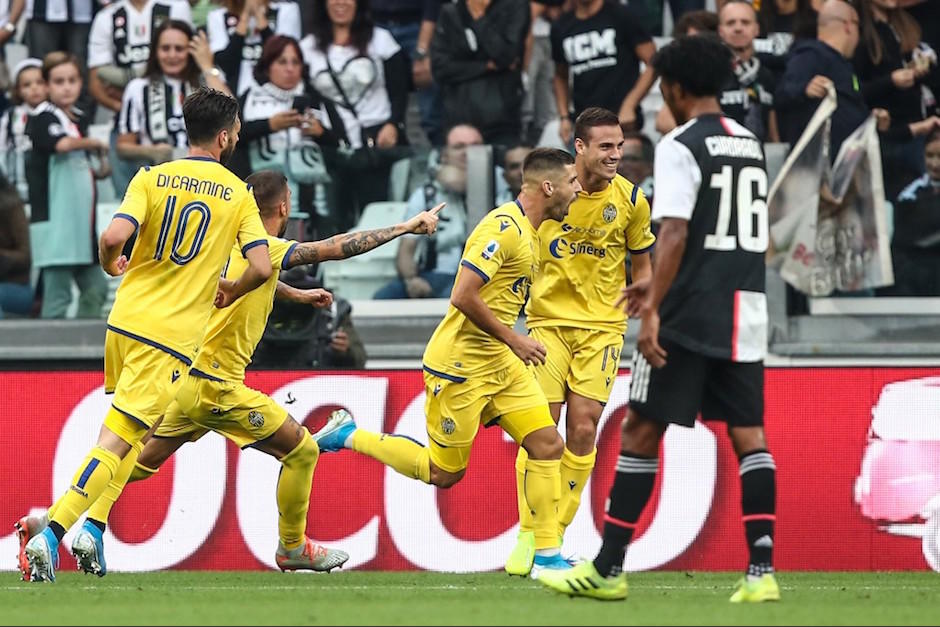 Miguel Veloso festeja con sus compañeros la anotación que abrió el marcador en el juego ante la Juventus. (Foto: AFP)