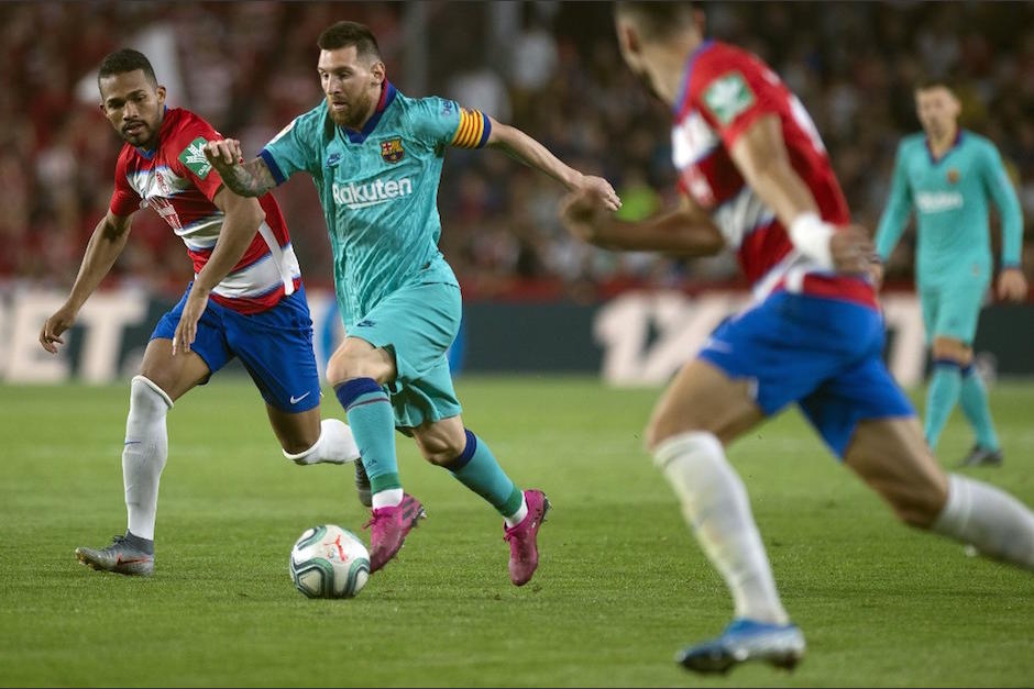 Messi no pudo ante la dura marca de los defensores del Granada. (Foto: AFP)