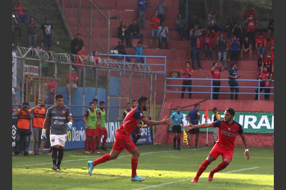 Danilo Guerra festeja la anotación conseguida desde el punto penal. (Foto: Javier del Cid)