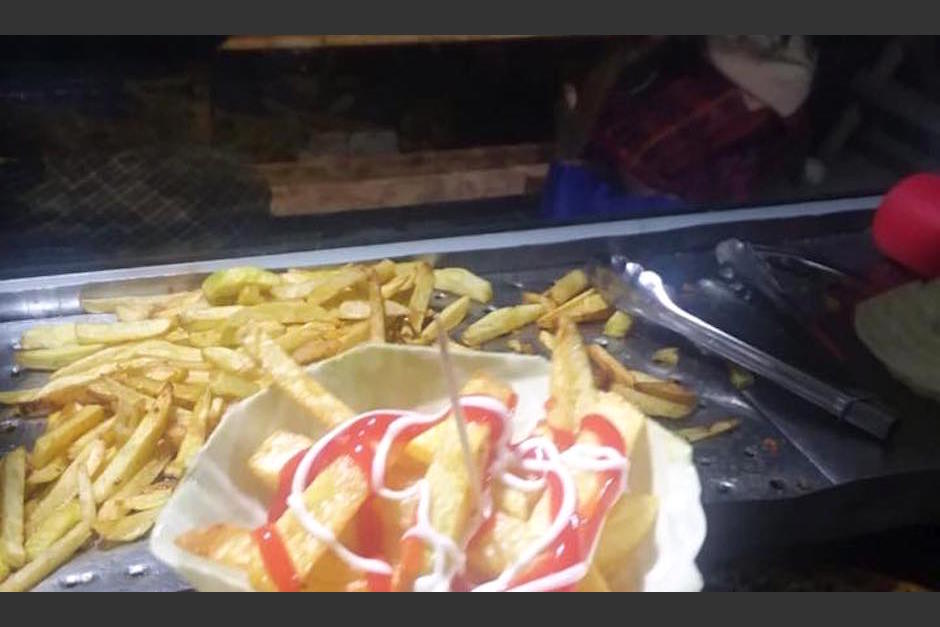 Las papas fritas son servidas en hojas de repollo en una aldea de Quich&eacute;. (Foto: Knal 4 Quich&eacute;)