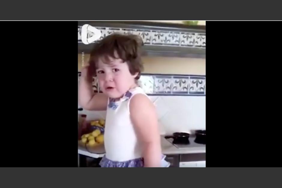 Ni&ntilde;a decide olvidar su enojo y posa dulcemente coloc&aacute;ndose una mano en la cara y otra en la cintura mientras sonr&iacute;e, cuando ve la c&aacute;mara. (Foto: captura de Youtube).