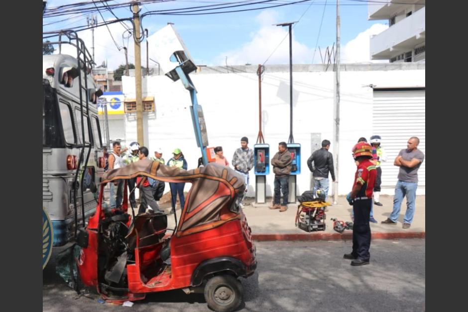 Los Bomberos Municipales trasladaron a los heridos a un hospital. (Foto: Twitter/CBM)&nbsp;