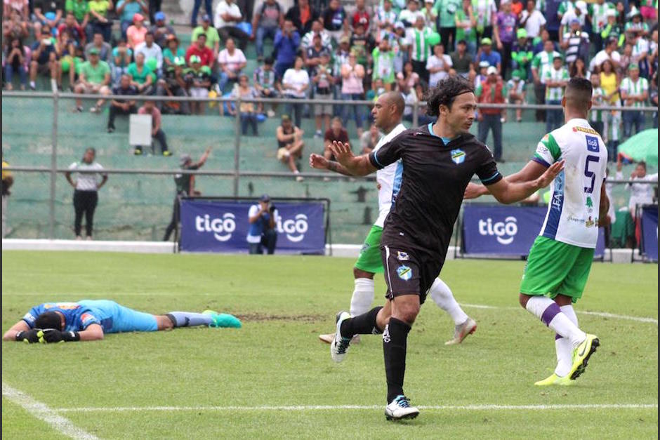 Agustín Herrera festeja su segunda anotación, mientras los antigüeños se lamentan. (Foto: Javier del Cid)