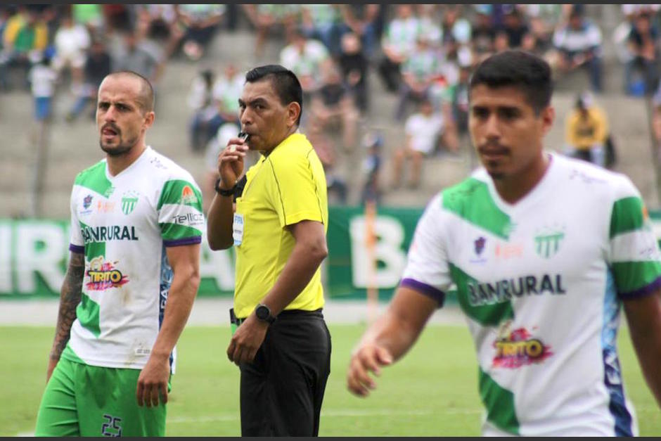 Walter L&oacute;pez fue el &aacute;rbitro del partido entre Antigua GFC y Comunicaciones. (Foto: Javier del Cid)