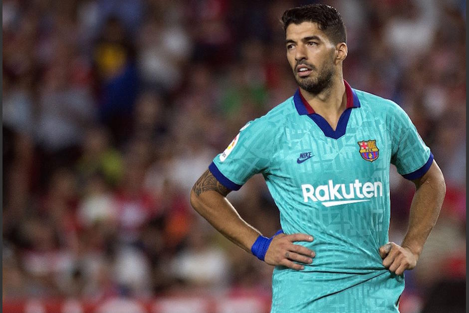 Luis Su&aacute;rez luce desconcertado despu&eacute;s de la derrota del Barcelona ante el Granada. (Foto: AFP)