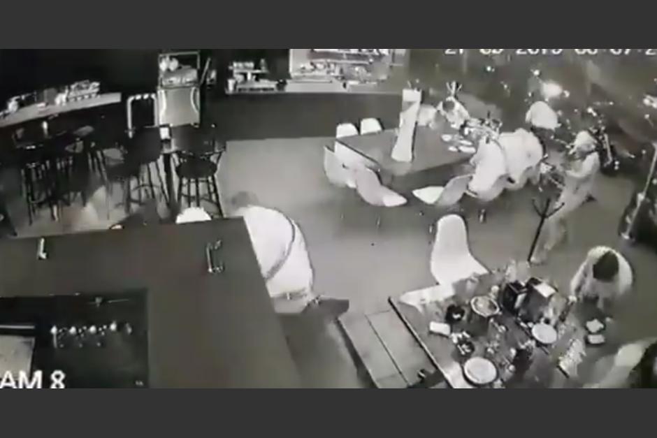 Una c&aacute;mara de vigilancia capt&oacute; el momento en que el grupo armado ingresa y asesina a sus v&iacute;ctimas. (Foto: captura pantalla/Twitter)&nbsp;