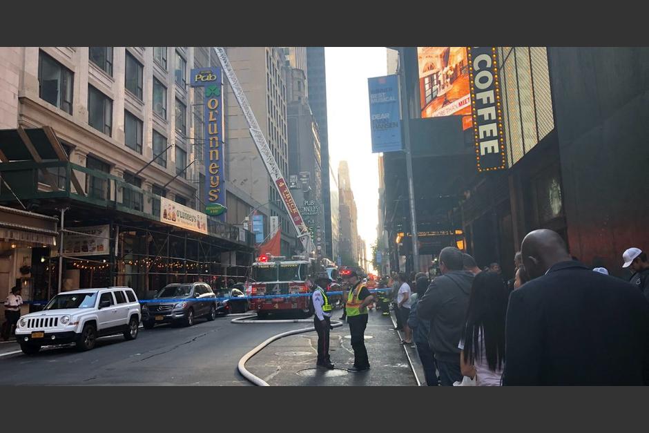 Los cuerpos de emergencia trabajan en el lugar del incendio en Nueva York. (Foto: Twitter)