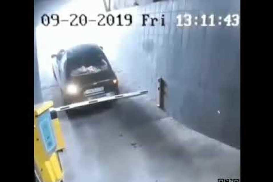 Conductor protagoniza la forma más desastrosa para salir de un parqueo. (Foto: Captura de video)