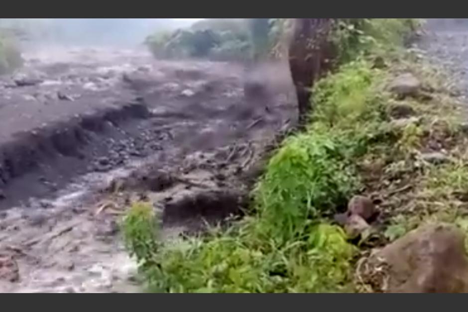 Los videos muestran c&oacute;mo las lluvias arrastran los lahares. (Foto: captura video)&nbsp;