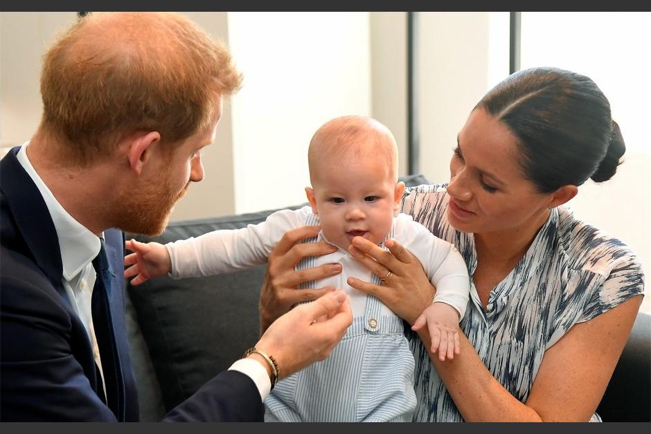 Los fans de los duques están divididos, unos dicen que se parece a Meghan, otros que es idéntico a Harry. (Foto Replicantes)