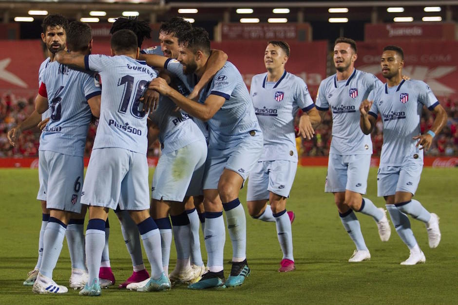 Los jugadores del Atlético de Madrid festejan la primera anotación del juego. (Foto: AFP)
