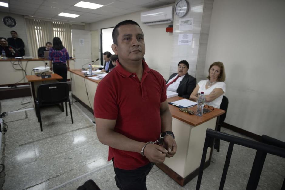 Uno de los acusados por el asesinato del abogado Francisco Palomo camina frente a la viuda Lucrecia Marroqu&iacute;n. (Foto: Wilder L&oacute;pez/Soy502)&nbsp;