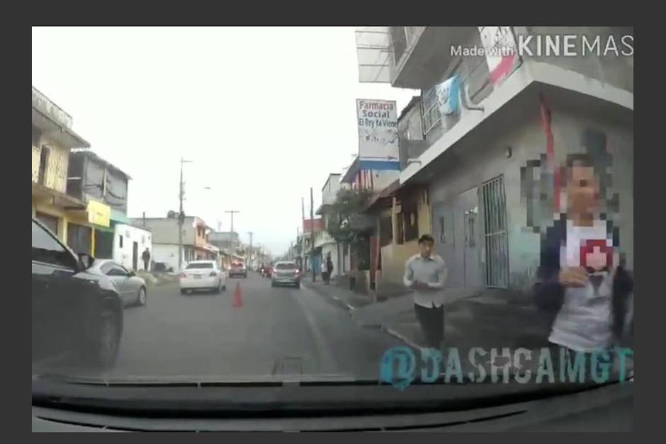 El video muestra cómo el hombre agrede a la mujer. (Foto: captura video/Twitter)&nbsp;